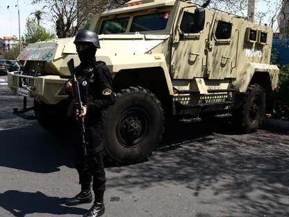 إيران تستعد للهجوم البري المحتمل بتعزيز دفاعات منشآت النفط وحملات تجنيد غير مسبوقة