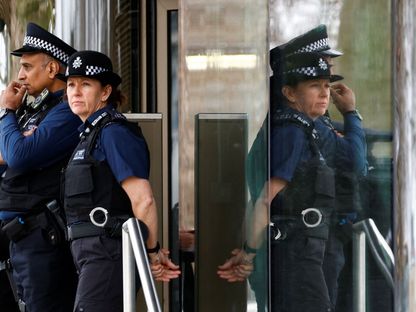 أفراد من شرطة العاصمة البريطانية لندن أمام مقر "سكوتلاند يارد". 21 مارس 2023 - REUTERS