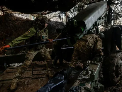جنود أوكرانيون يلقمون مدفع هاوتزر ذاتي الحركة على الجبهة في خاركيف، 3 ديسمبر 2025 - REUTERS