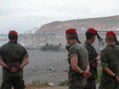 جنود إسبان في شاطئ بمدينة سبتة الخاضعة للسيطرة الإسبانية، والتي يطالب المغرب بالسيادة عليها - 20 مايو 2021 - REUTERS