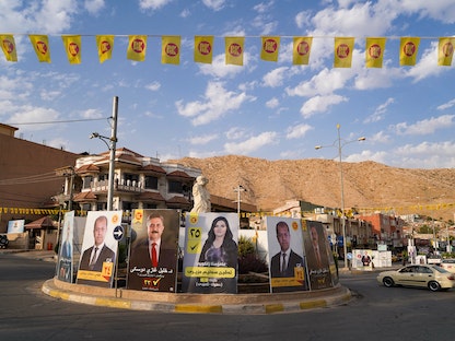 لافتات دعائية للمرشحين للانتخابات التشريعية المقبلة في مدينة دهوك شمال العراق- 3 أكتوبر 2021 - AFP