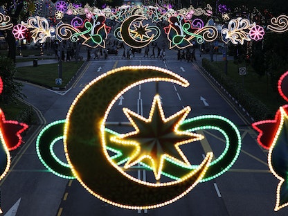 شوارع تتزين بالأضواء استعداداً لاحتفالات عيد الفطر في سنغافورة- 29 أبريل 2022 - REUTERS