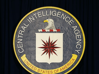 شعار وكالة الاستخبارات المركزية الأميركية (سي آي إيه) في مقرها بفيرجينيا - 13 أبريل 2016 - REUTERS