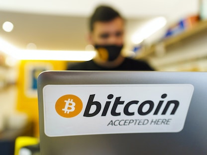 ملصق يشير إلى قبول الدفع بالبتكوين داخل بورصة العملات المشفرة في العاصمة الإسبانية مدريد. 17 مارس 2022 - Bloomberg