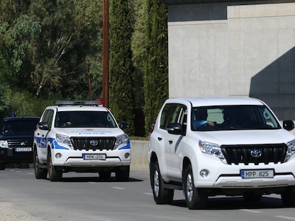 سيارة أمن قبرصية تغادر مقر محكمة في نيقوسيا عقب جلسة استماع لمتهم بالتخطيط لهجمات ضد إسرائيليين- 6 أكتوبر 2021 - REUTERS