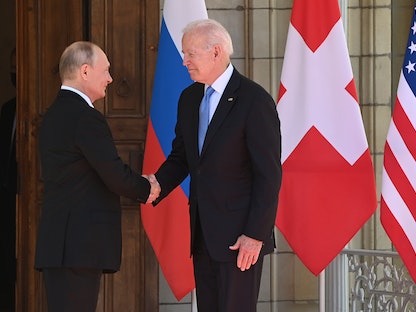 الرئيس الأميركي جو بايدن ونظيره الروسي فلاديمير بوتين يتصافحان لدى وصولهما لحضور القمة الأميركية الروسية في جنيف السويسرية - 16 يونيو 2021 - REUTERS