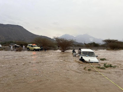 الدفاع المدني ينقذ 5 أشخاص من عائلة واحدة احتجزوا داخل سيارتهم في قرية الخيف بالمدينة المنورة. 24 نوفمبر 2022 - twitter.com/SaudiDCD