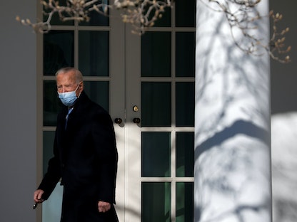 الرئيس الأميركي جو بايدن يدخل المكتب البيضاوي لدى وصوله البيت الأبيض في واشنطن- 8 فبراير 2021 - REUTERS