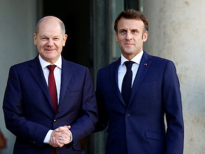 الرئيس الفرنسي إيمانويل ماكرون يستقبل المستشار الألماني أولاف شولتز قبل اجتماع في قصر الإليزيه في باريس، فرنسا- 26 أكتوبر 2022 - REUTERS