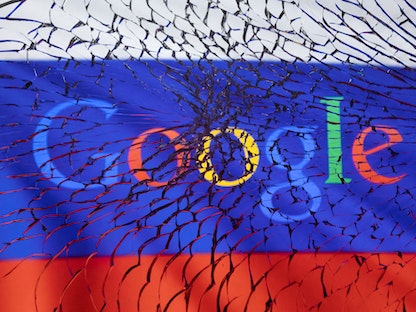 شعار شركة جوجل الأميركية أمام العلم الروسي - 1 مارس 2022 - REUTERS