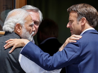 الرئيس الفرنسي إيمانويل ماكرون ونظيره الهندي ناريندرا مودي خلال قمة "مجموعة السبع" في ألمانيا- 27 يونيو 2022 - REUTERS