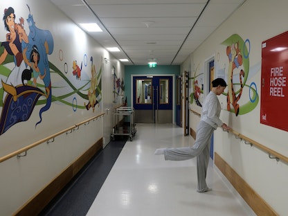 راقصة باليه مصابة بالسرطان تؤدي تمارين الرقص خارج غرفتها في مستشفى في مالطا، 15 مايو 2020  - REUTERS