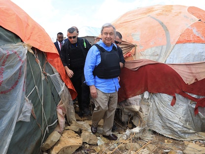الأمين العام للأمم المتحدة أنطونيو جوتيريش أثناء زيارة مخيم في مدينة بيدوا بالصومال. 11 أبريل 2023 - AFP