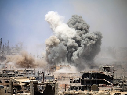 الجيش السوري ينفذ قصفاً جوياً ضد مسلحي المعارضة في درعا. 22 مايو 2017 - AFP