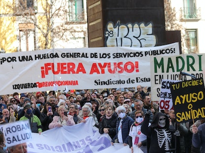 عاملون في المجال الطبي ومؤيدون لهم يحتجون على سياسة الرعاية الصحية العامة للحكومة في العاصمة الإسبانية مدريد. 15 يناير 2023 - REUTERS