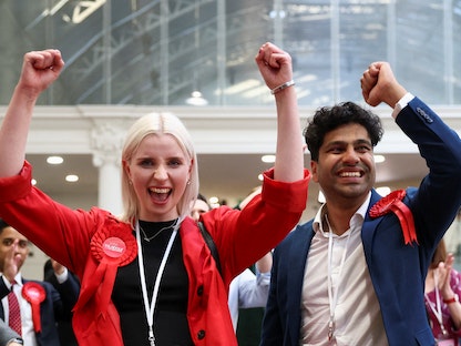 مرشحان لحزب العمال البريطاني يحتفلان بعد فوز حزبهما بمجلس وستمنستر في العاصمة لندن - 6 مايو 2022 - REUTERS