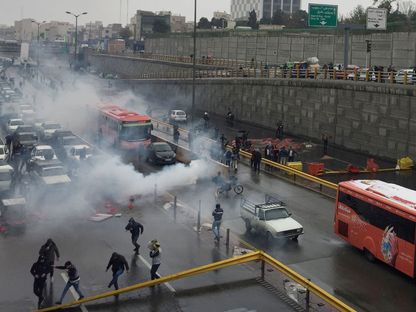 شرطة مكافحة الشغب الإيرانية تفرق مظاهرة ضد الحكومة في طهران - نوفمبر 2019 - via REUTERS