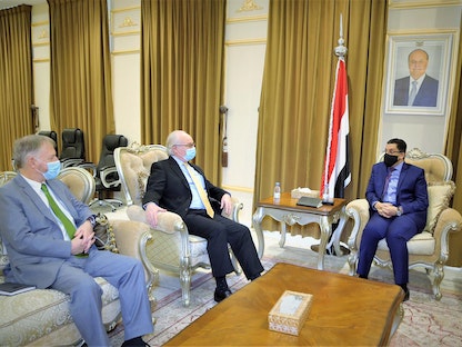 وزير الخارجية اليمني أحمد عوض بن مبارك خلال لقاءه المبعوث الأميركي الخاص إلى اليمن تيم ليندركينغ - mofa-ye.org