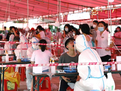 طواقم طبية صينية تجرى اختبارات كورونا بعد الحالات الجديدة لكورونا في شيامن - 14 سبتمبر 2021 - REUTERS