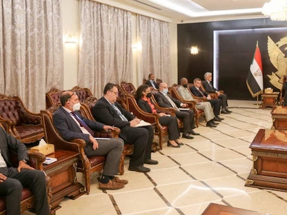 رئيس مجلس السيادة السوداني عبدالفتاح البرهان خلال لقائه وفد الآلية الثلاثية في الخرطوم. 12 أبريل 2022 - وكالة الأنباء السودانية "سونا"