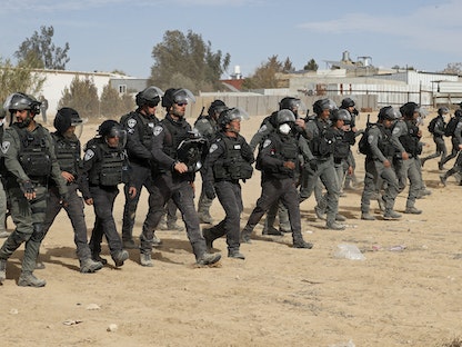 عناصر من الشرطة الإسرائيلية في حالة تأهب للتعامل مع مظاهرة للبدو في النقب - 12 يناير 2022 - AFP