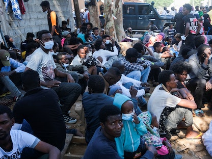 مهاجرون عند مكتب المفوضية السامية للأمم المتحدة لشؤون اللاجئين في طرابلس- 10 ديسمبر 2021 - REUTERS 