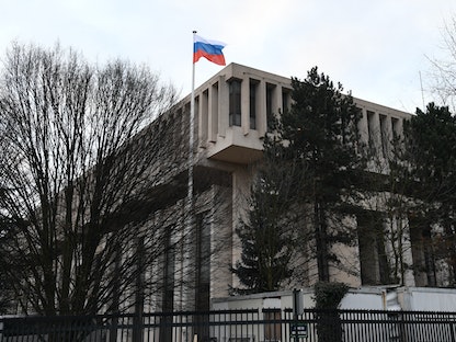 العلم الروسي على مقر سفارة موسكو في العاصمة الفرنسية باريس - 14 فبراير 2017 - AFP