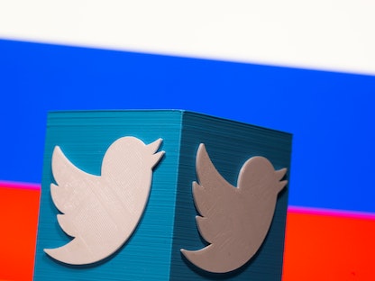 شعار تويتر وفي الخلفية العلم الروسي - REUTERS