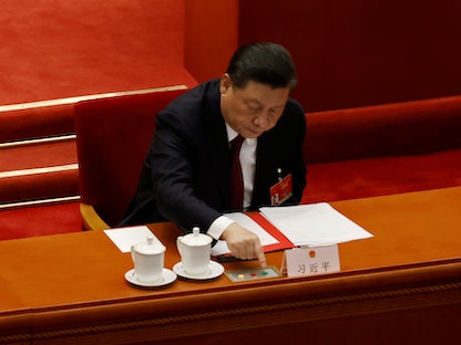 الرئيس الصيني شي جين بينغ يدلي بصوته حول الإصلاح الانتخابي في هونج كونج بالمجلس الوطني لنواب الشعب في بكين، 11 مارس 2021 - REUTERS