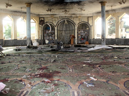 صورة تظهر مسجداً بعد انفجار أودى بعشرات الضحايا في قندوز بأفغانستان، 8 أكتوبر 2021 - REUTERS