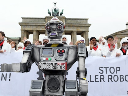 نشطاء دوليون ضد الأسلحة الآلية الفتاكة أو "الروبوتات القاتلة" أثناء وقفة احتجاجية في بوابة براندنبورج في برلين ألمانيا - 21 مارس 2019 - REUTERS