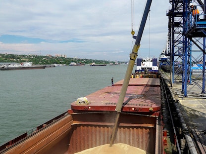 تحميل القمح على متن سفينة شحن في ميناء روستوف أون دون الدولي ليتم شحنه إلى تركيا. 26 يوليو 2022. - AFP