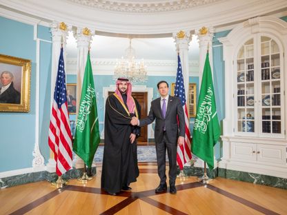 وزير الدفاع السعودي الأمير خالد بن سلمان يصافح وزير الخارجية الأميركي ماركو روبيو في واشنطن. 25 فبراير 2025 - x/kbsalsaud
