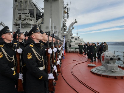 الرئيس الروسي فلاديمير بوتين يشهد تدريبات بحرية على متن الطراد مارشال أوستينوف حامل الصواريخ الموجهة، بميناء سيفاستوبول بالبحر الأسود - REUTERS