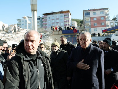 الرئيس التركي رجب طيب أردوغان يزور مدينة كهرمان مرعش بعد الزلزال. 08 فبراير 2023 - via REUTERS
