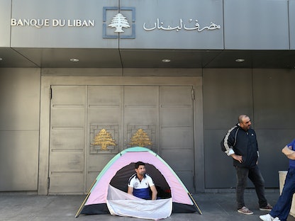 جندي لبناني متقاعد يجلس في خيمة أثناء مشاركته في احتجاج أمام البنك المركزي في بيروت، لبنان. 13 مايو 2019. - REUTERS