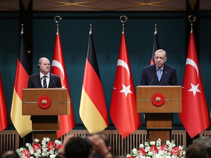 الرئيس التركي رجب طيب أردوغان والمستشار الألماني أولاف شولتز خلال مؤتمر صحافي في أنقرة- 14 مارس 2022 - AFP