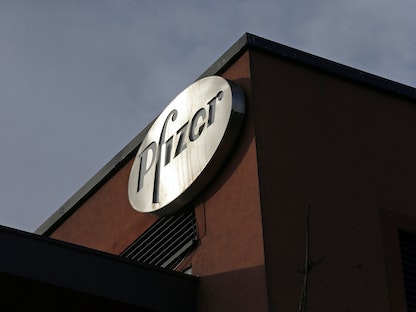 شعار "فايزر" على مقر الشركة في العاصمة الأيرلندية دبلن - REUTERS