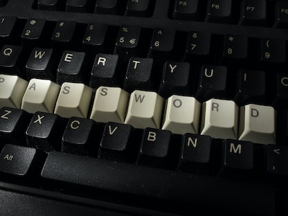 صورة توضيحية التقطت في وارسو للوحة مفاتيح تبرز وسطها حروف تشكل "كلمة مرور" - REUTERS - REUTERS