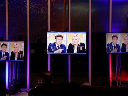 جانب من المناظرة التلفزيونية بين الرئيس الفرنسي إيمانويل ماكرون مع منافسته في الدورة الثانية من الانتخابات مارين لوبان - 20 أبريل 2022 - REUTERS