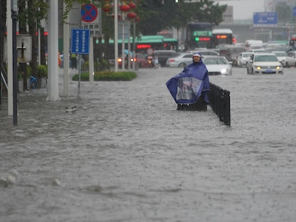 طريق غمرته المياه في مدينة تشنغتشو بإقليم خنان، الصين، 20 يوليو 2021 - VIA REUTERS