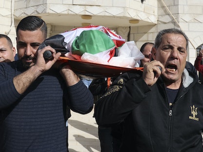 جانب من تشييع الفلسطيني الأميركي عمر عبدالمجيد أسعد في الضفة الغربية الذي توفي بعدما احتجزه جنود إسرائيليون - 13 يناير 2022  - AFP