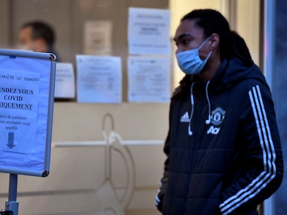 مريض ينتظر إجراء اختبار فيروس كورونا خارج مختبر في باريس، 22 ديسمبر 2020 - AFP