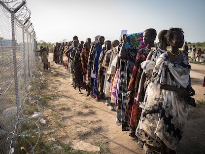 سيدات ينتظرن في طابور لتوزيع الغذاء من قبل برنامج الغذاء العالمي في جوموروك جنوب السودان- 10 يونيو 2021 - AFP