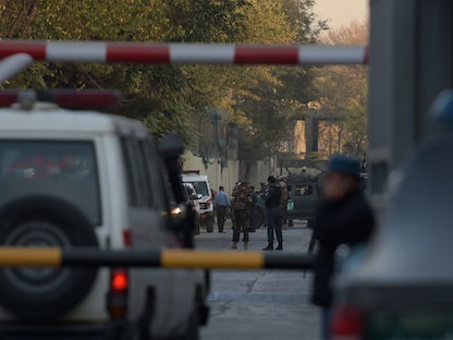 قوات أمن أفغانية تفرض سياجاً أمنياً حول موقع انفجار سيارة مفخخة في العاصمة كابول - AFP