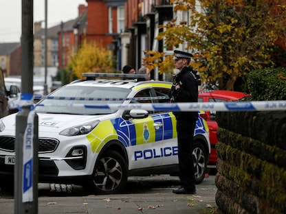 شرطي يقف في موقع انفجار سيارة في مستشفى ليفربول للنساء في ليفربول، بريطانيا، 15 نوفمبر 2021. - REUTERS