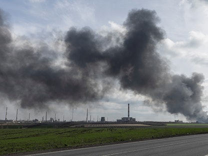 أعمدة دخان متصاعدة من محيط مصفاة ليستشانسك لتكرير النفط في أوكرانيا - 16 أبريل 2022 - REUTERS