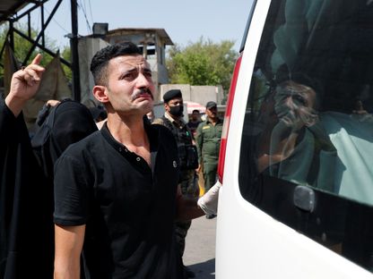 أحد أقارب هشام الهاشمي خلال الجنازة في بغداد - REUTERS