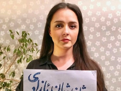 الممثلة الإيرانية تارانه عليدووستي تدعم الاحتجاجات المناهضة للحكومة في جميع أنحاء البلاد، صورة تم الحصول عليها من وسائل التواصل الاجتماعي. 9 نوفمبر 2022. 
 - REUTERS