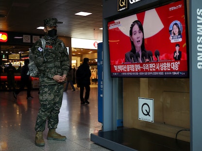 جندي من كوريا الجنوبية يستمع لتقرير يظهر صورة كيم يو جونج شقيقة زعيم كوريا الشمالية. سول. 20 فبراير 2023 - REUTERS